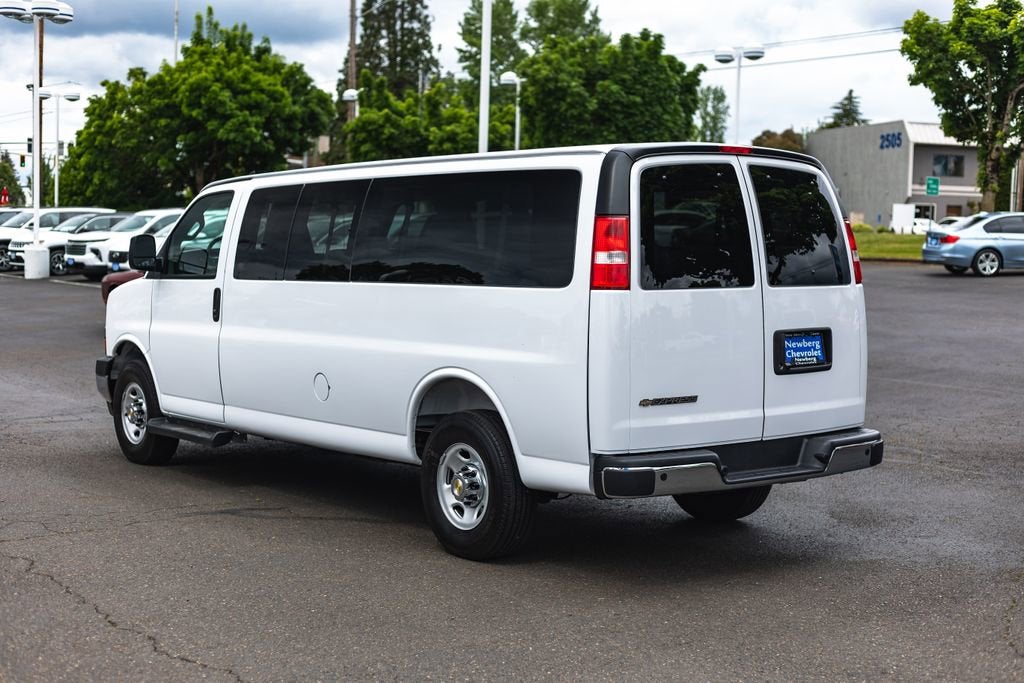 2025 Chevrolet Express Passenger 1LT
