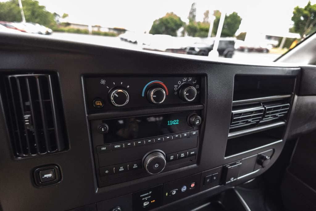 2025 Chevrolet Express Passenger 1LT