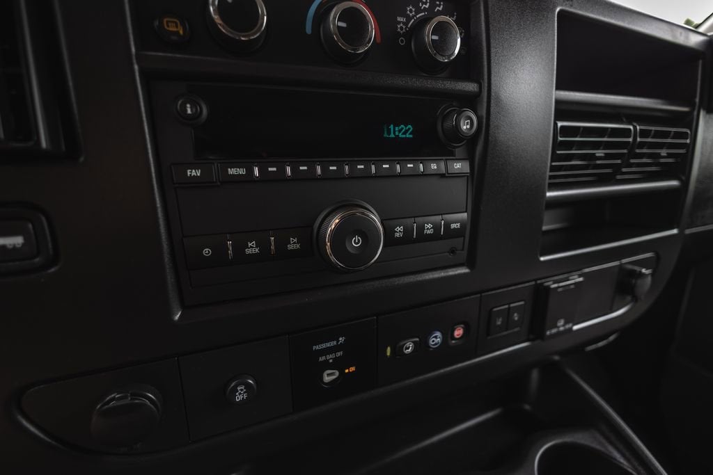 2025 Chevrolet Express Passenger 1LT