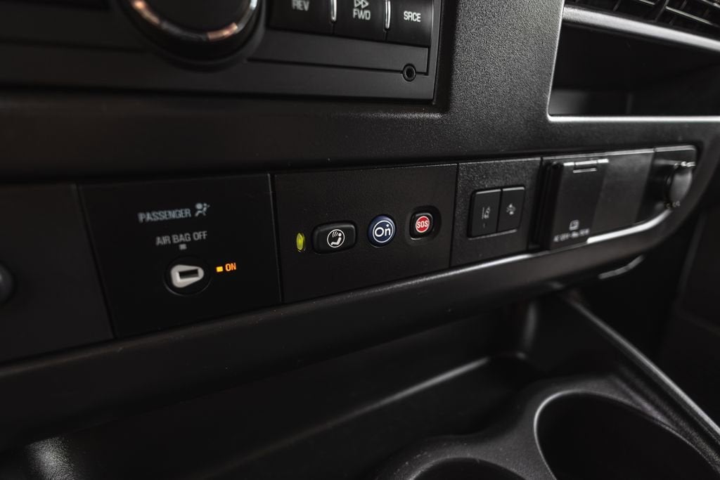 2025 Chevrolet Express Passenger 1LT