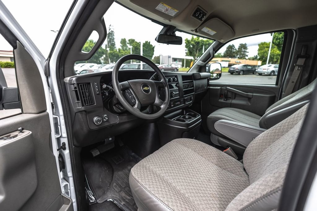 2025 Chevrolet Express Passenger 1LT