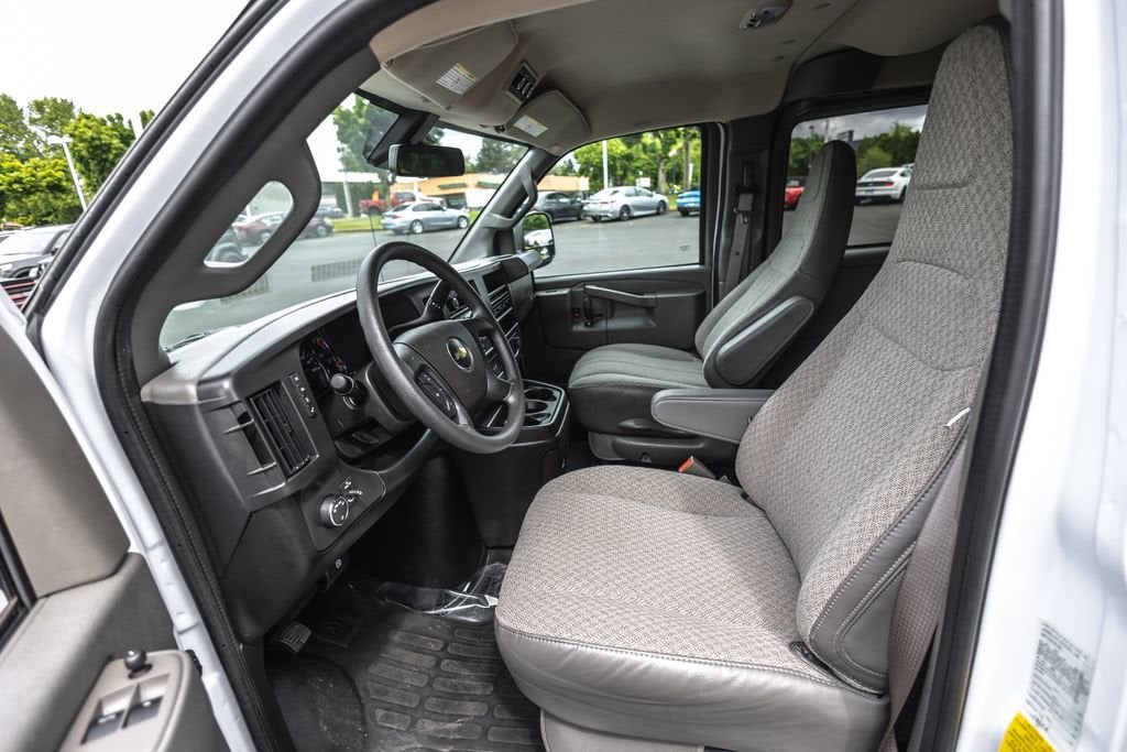 2025 Chevrolet Express Passenger 1LT