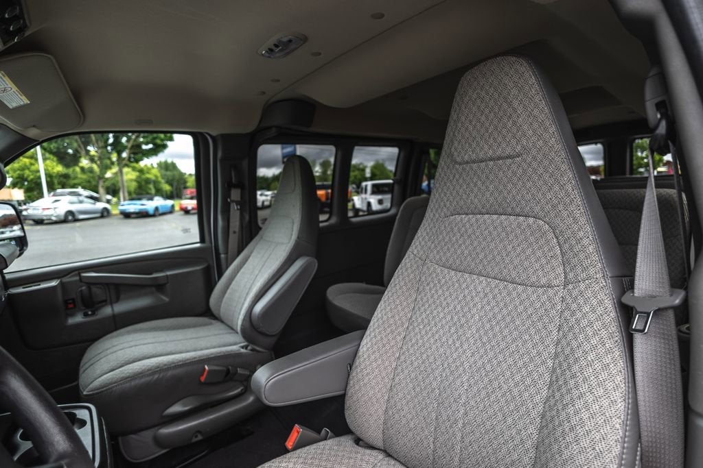 2025 Chevrolet Express Passenger 1LT