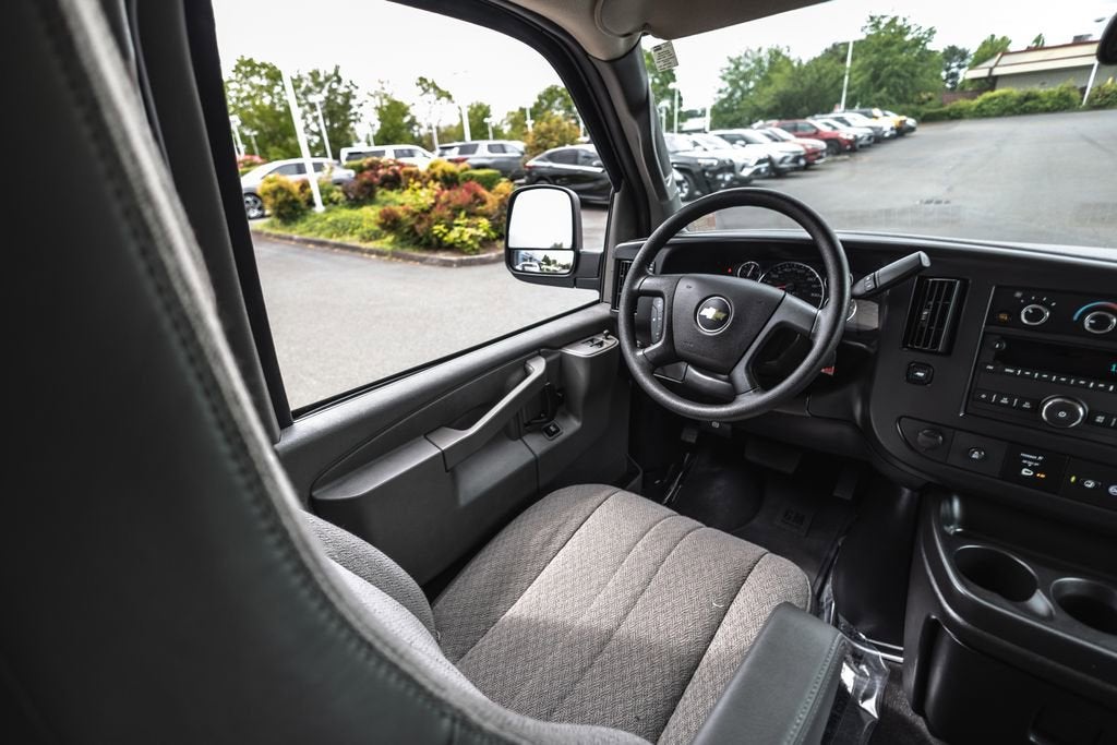 2025 Chevrolet Express Passenger 1LT