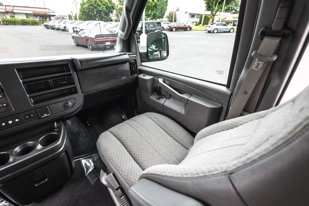 2025 Chevrolet Express Passenger 1LT