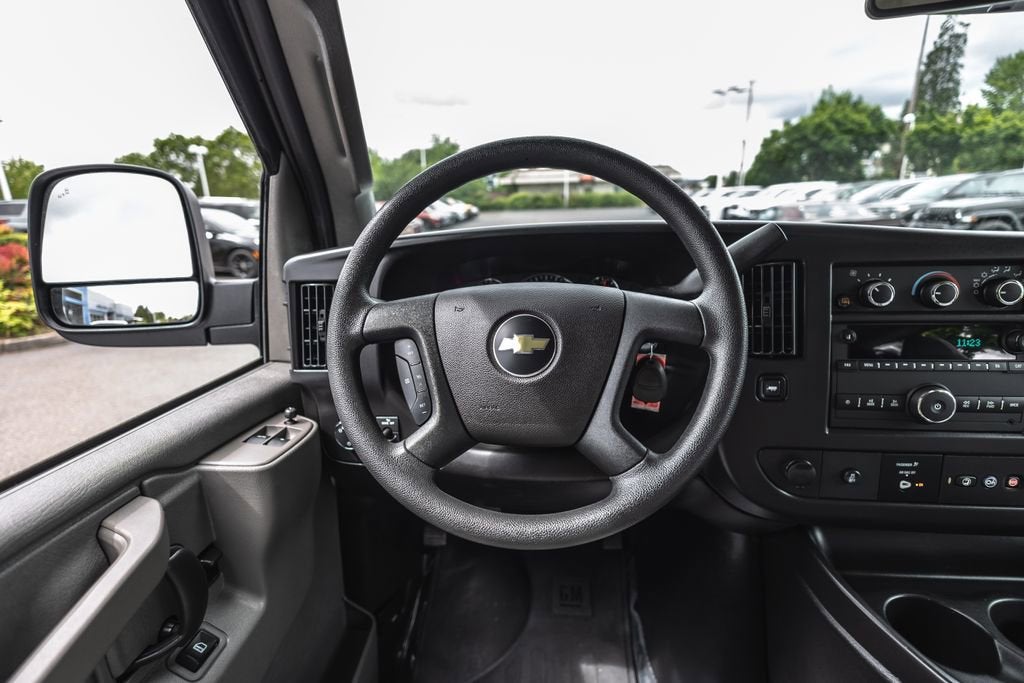 2025 Chevrolet Express Passenger 1LT