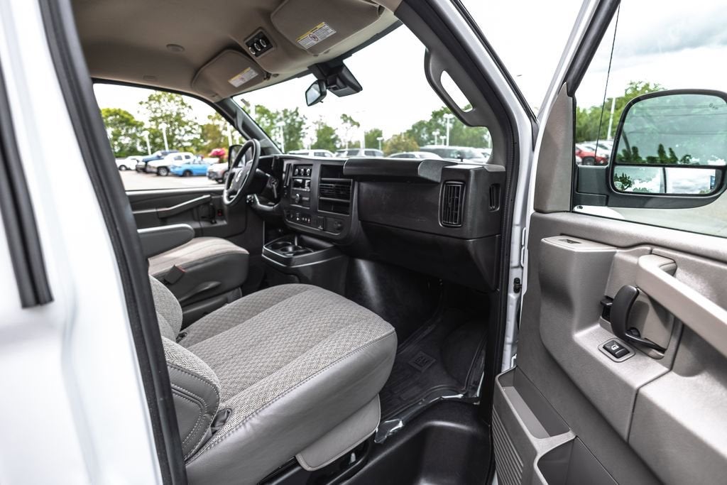 2025 Chevrolet Express Passenger 1LT