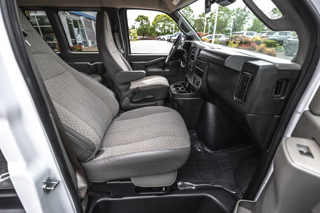 2025 Chevrolet Express Passenger 1LT