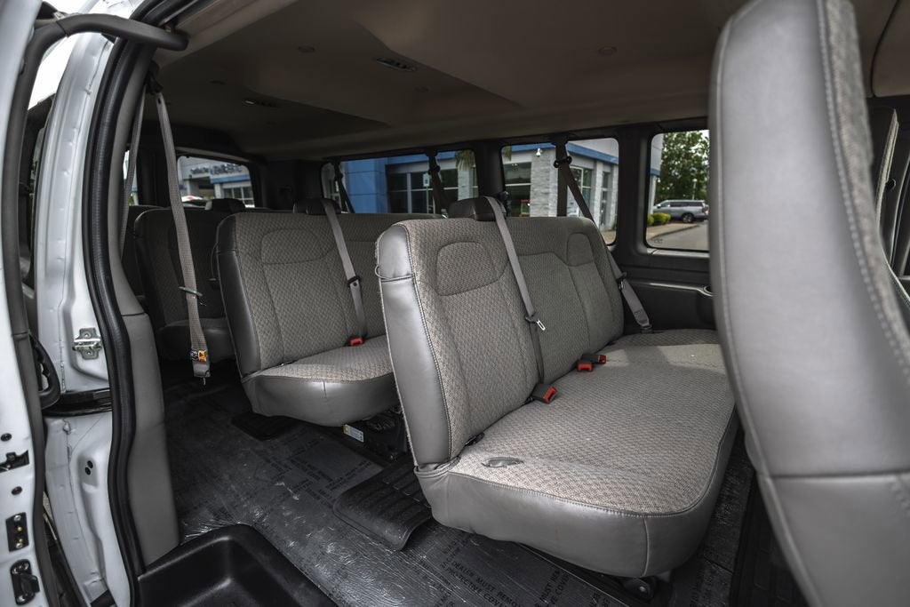 2025 Chevrolet Express Passenger 1LT