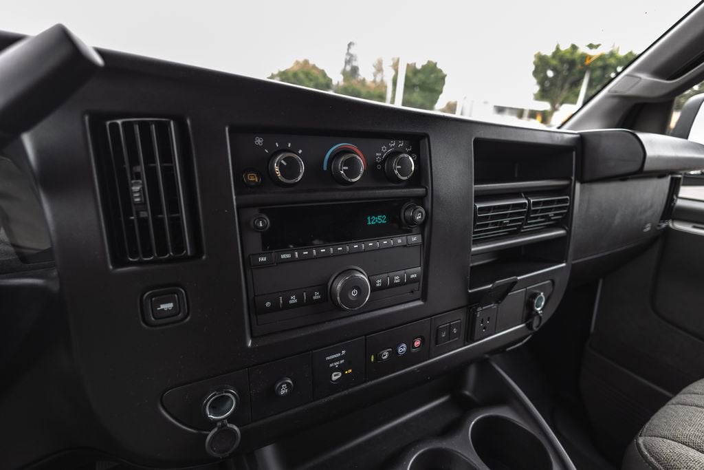 2025 Chevrolet Express Passenger 1LT