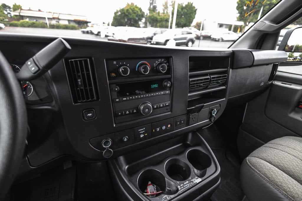 2025 Chevrolet Express Passenger 1LT