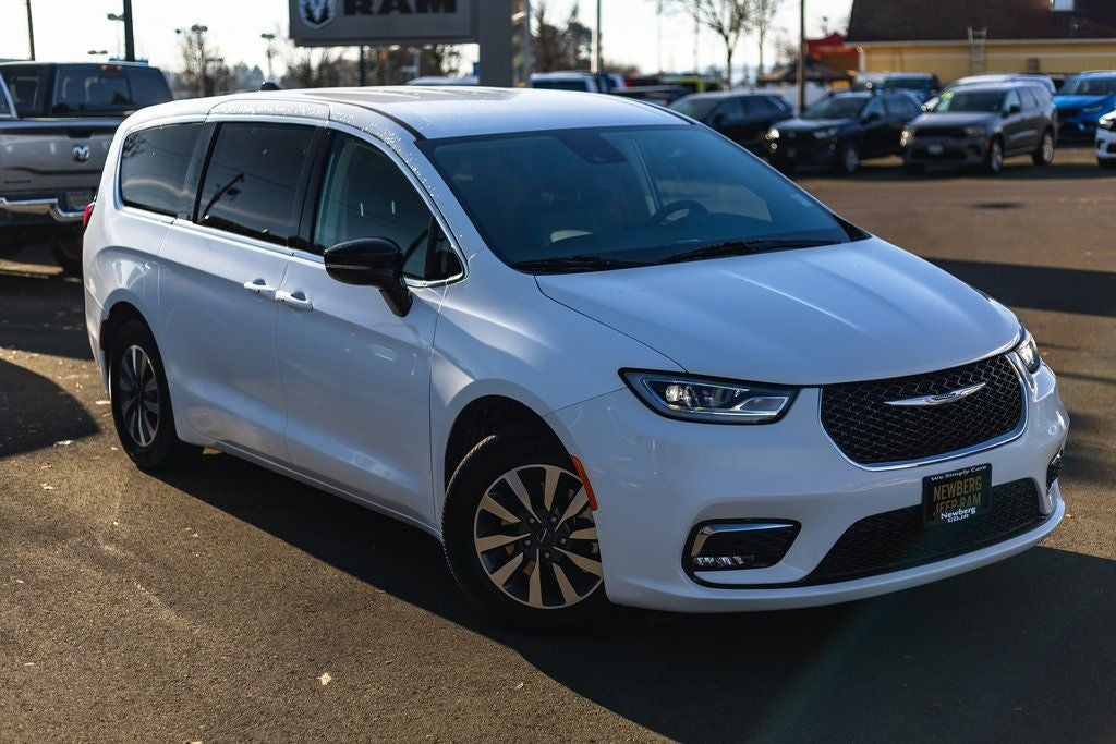 2024 Chrysler Pacifica Hybrid Select