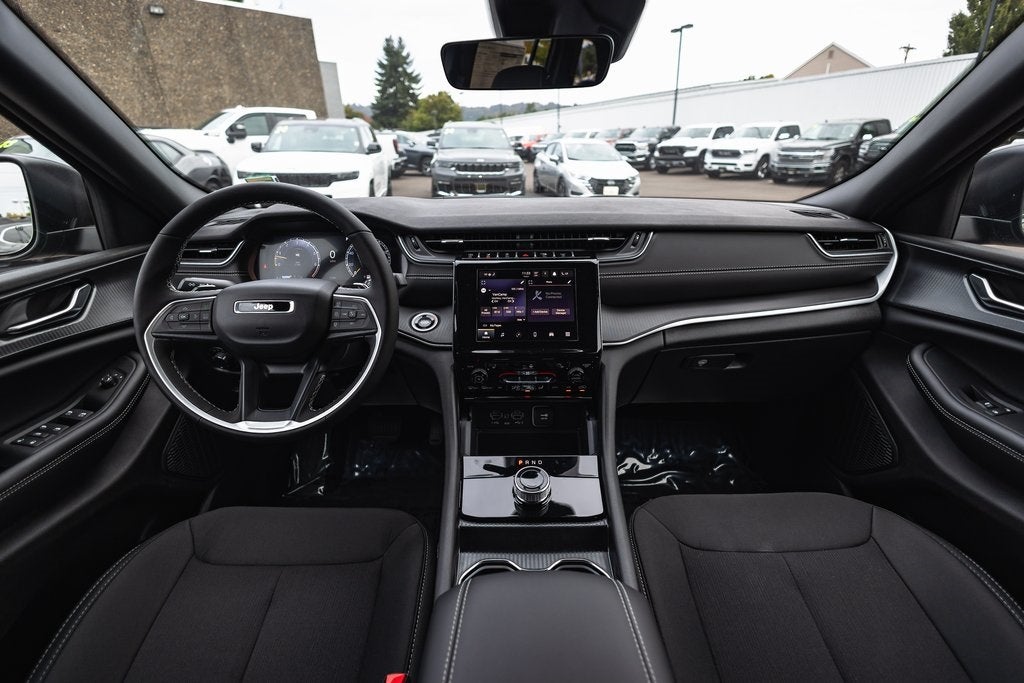 2025 Jeep Grand Cherokee GRAND CHEROKEE LAREDO X 4X4