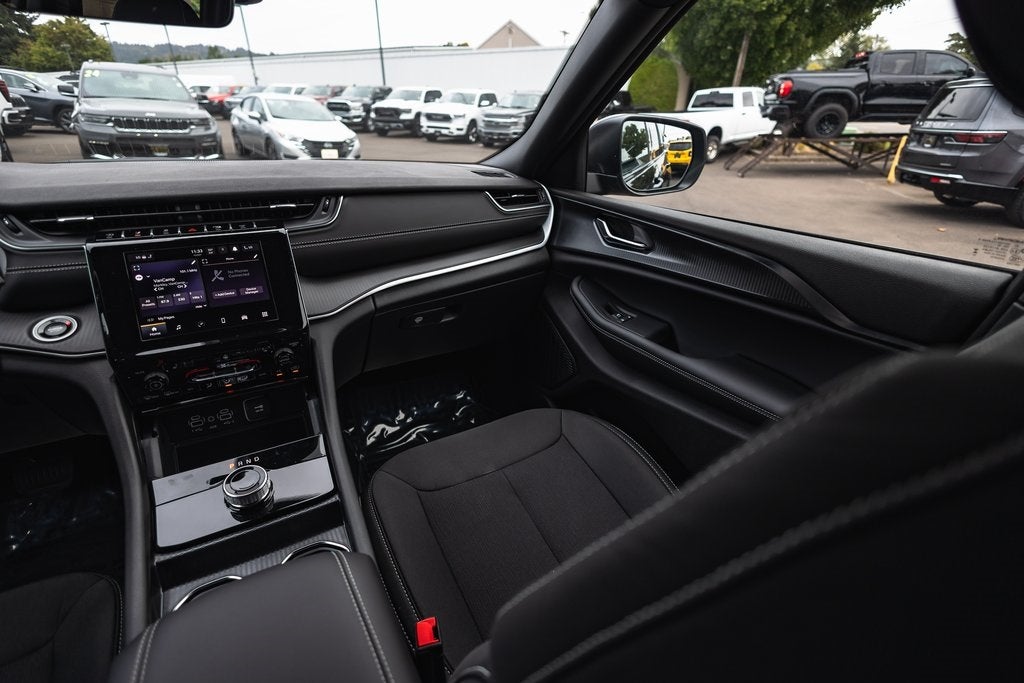 2025 Jeep Grand Cherokee GRAND CHEROKEE LAREDO X 4X4