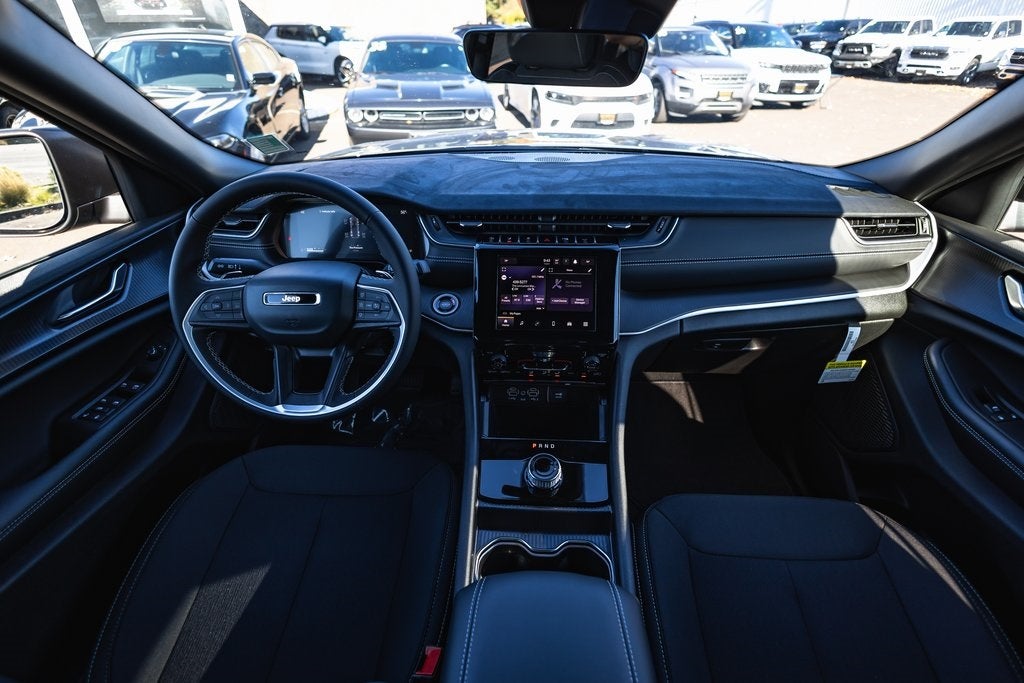 2025 Jeep Grand Cherokee GRAND CHEROKEE LAREDO X 4X4