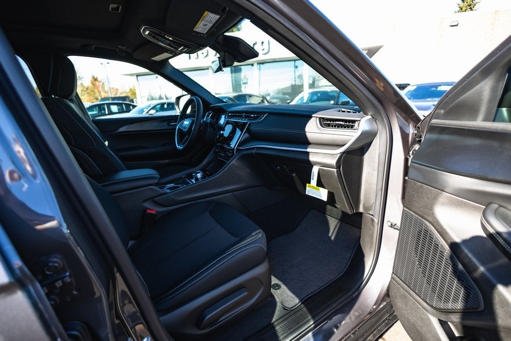 2025 Jeep Grand Cherokee GRAND CHEROKEE LAREDO X 4X4