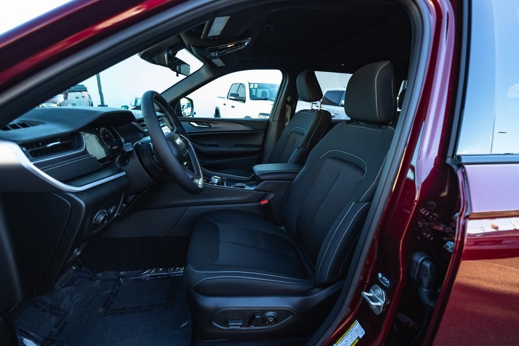 2025 Jeep Grand Cherokee GRAND CHEROKEE LAREDO X 4X4