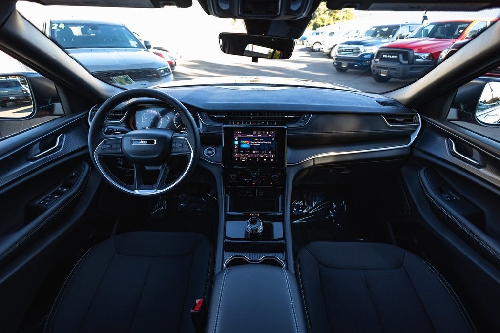 2025 Jeep Grand Cherokee GRAND CHEROKEE LAREDO X 4X4